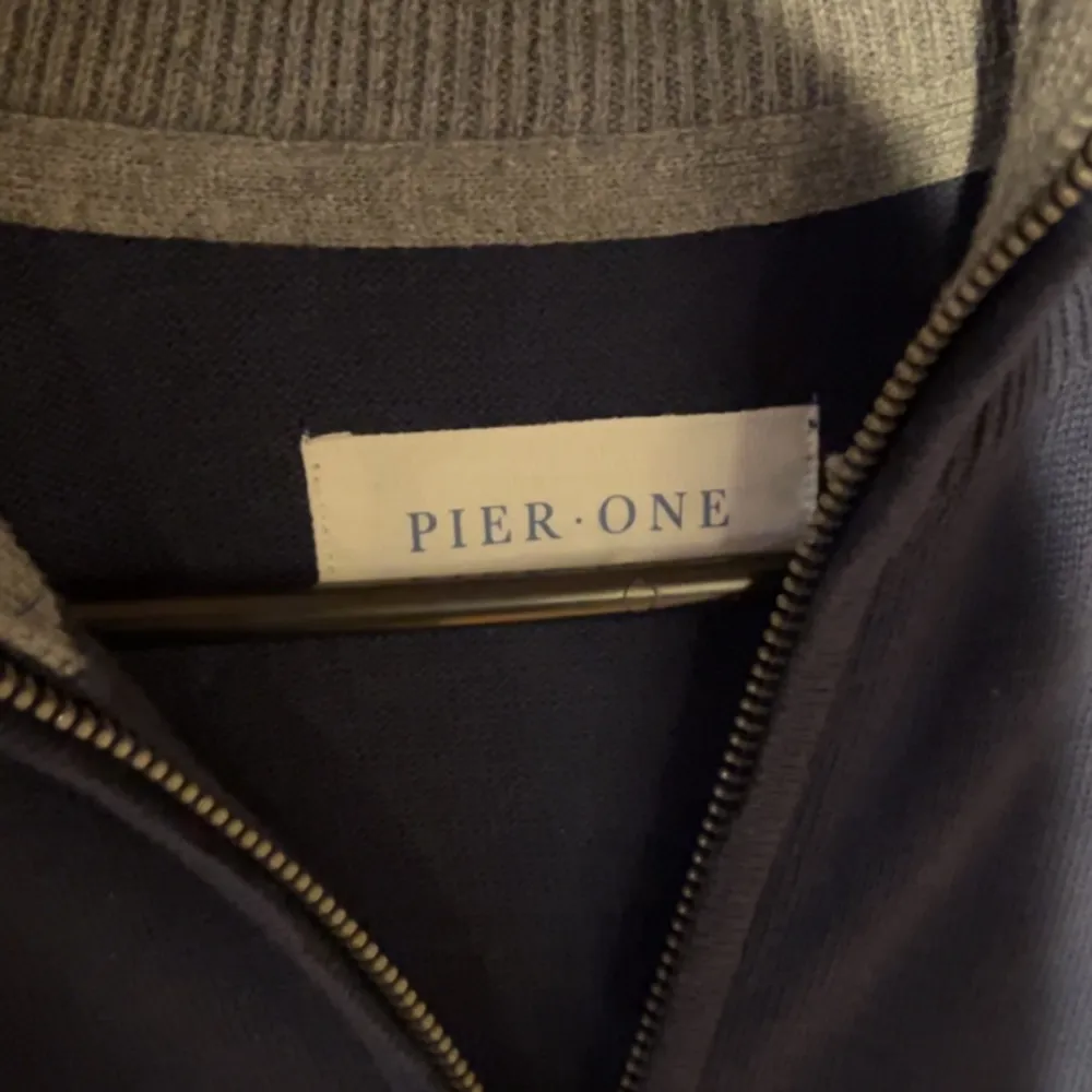 Tja, säljer en helzip tröja från Pier one i strl M, helt oanvänd.. Tröjor & Koftor.
