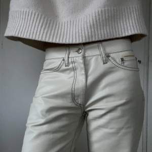 Säljer dessa byxor från Eytys, Vita, lågmidjade, straight 🤍 Har tappat lite färg på fickan, se bild 3