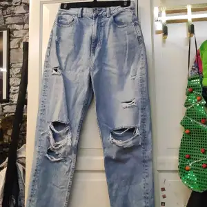 Snygga blå håliga jeans. Använts få gånger.