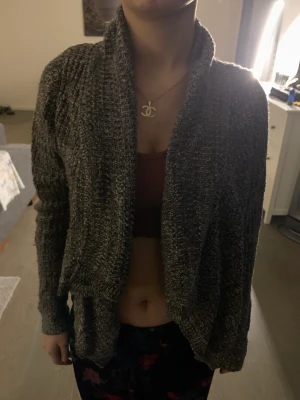 stickad kofta - så fin stickad vintage kofta med lång krage och dragkejor på armarna passar med allt blir även fint med klänningar. passar xs-m