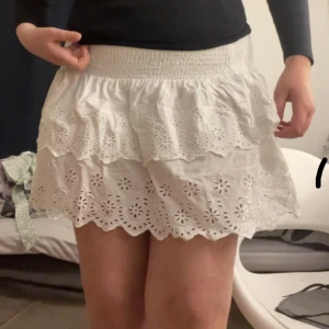 Kjol  - En så vit gullig kjol i st xl