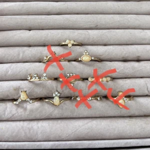 Guldiga ringar  - Alla ringar har är i olika storlekar. Vid köp av fler ringar kan vi diskutera priset. Aldrigt använda!