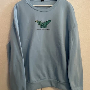 Tröja  - Säljer denna tröja från shein som jag typ aldrig har användt. Ljus blå färg och mjukt material🩵