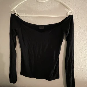 Ginatricot  - Super söt Ginatricot tröja, offshoulder.  Aldrig använd i storlek s! 💓