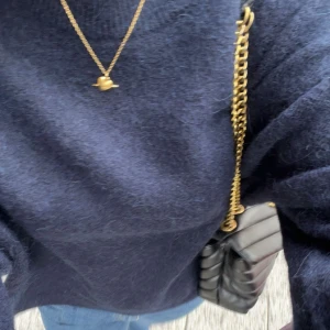 Stickad tröja mörkblå  - Mörkblå stickad tröja från ginatricot.  Storlek M.  Ordinarie pris 400kr  Ny pris 200kr 