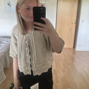 Trekvartsärmad kofta - Skit snygg beige kofta!!