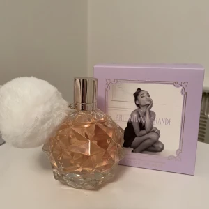 Ariana grande parfym - Ariana grandes parfym Ari. 100ml. Helt ny endast testad. Nypris ca 550