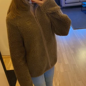 Kofta - Säljer denna jätte fina koftan som aldrig kmr till användning köpt för 600kr säljer för 400kr pris kan diskuteras vid snabb affär!