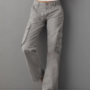 Cargobyxor - Har ett par cargobyxor ifrån gina som knappt används då jag inte gillade hur de satt på mig. De är nytvättade och strukna. Hör av er för fler bilder🩷