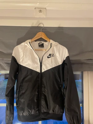 Nike regn jacka - Nike jacka i storlek xs, i fint skick. Nypris 1400