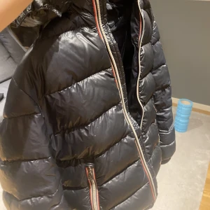 Moncler jacka - Tja säljer den här jättefina moncler jackan den är i storlek 12 år som motsvarar xs ungefär den har en passform som en maya! Ända defekten är att den har något litet hål vid höger armen! Hör av dig vid minsta fundering mvh William!