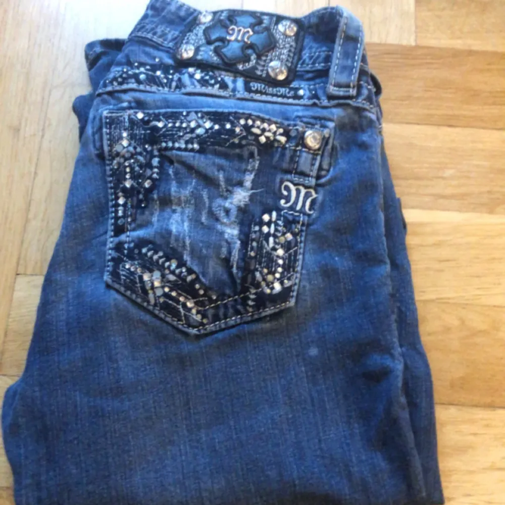 Säljer dessa jätte fina miss me jeansen som är i bootcut, ordinarie pris 2100. Jeans & Byxor.