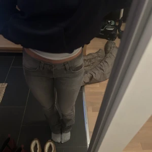 Grå lågmidjade jeans  - Grå lågmidjade jeans från mango som är väldigt lika Ltb jeansen. Storlek 34 och midjemått: 37 innerbenslängd: 85