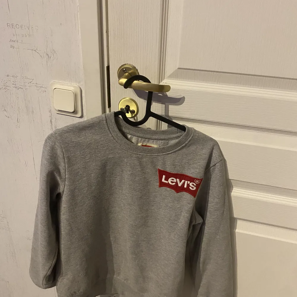 En fin grå sweatshirt från levi’s som är i väldigt fint schik 10/10 nypris 699kr mitt pris 229kr. Neuletakit & Villapaidat.
