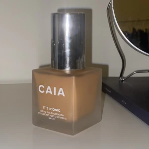 Caia Foundation - Då jag råkat köpa fel färg så har jag inte kunnat använda. Testat den två-tre gånger. Orginal pris 325kr💘