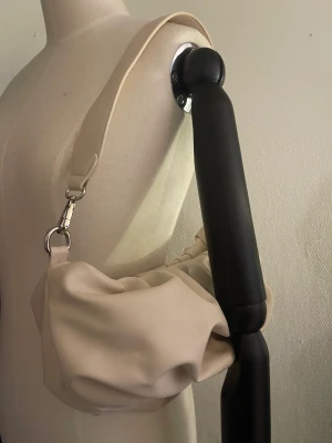 Rosa/beige väska - En rosa/beige väska köpt i Ullared✨ aldrig använt🫶 skriv till mig om fler bilder önskas🥰