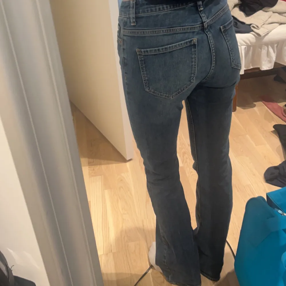 Jeans köpa på second hand, från lindex. Står att det är en storlek 38 men skulle upskatta dem mer till en 34🩷. Jeans & Byxor.