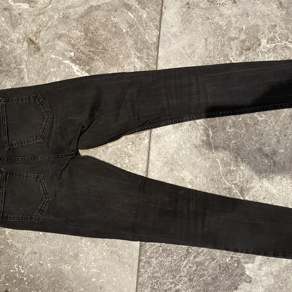 Svarta jeans från Denim i storlek 146. Ej använda så mycket. Säljes pga garderobrensning. Kika gärna på mina andra annonser, säljer mycket. Samfraktar gärna!!. Jeans & Byxor.