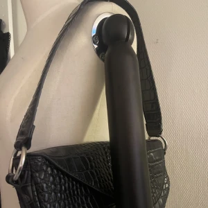 svart väska - En svart väska köpt på second hand för ett tag sedan✨ har använt några gånger men den är i jättefint skick🫶 Skriv till mig om fler bilder önskas🥰 