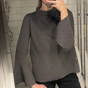 Grå tröja  - Grå tröja med detaljer. Aldrig använd! 