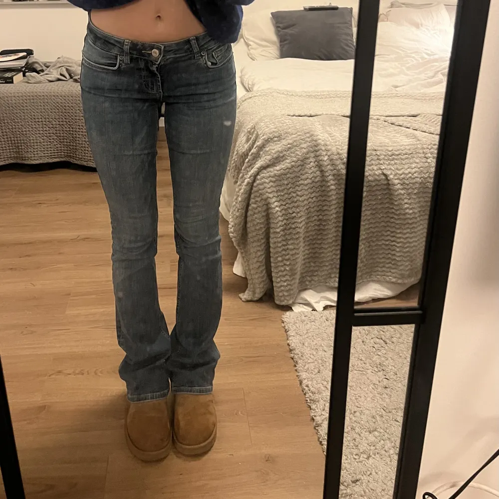 Lågmidjade bootcut jeans från Zara. Inte mycket använda så i fint skick! Storlek 32 men passar även större då de är ganska stretchiga.. Jeans & Byxor.