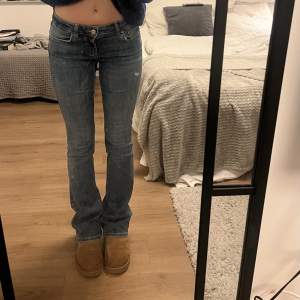 Lågmidjade bootcut jeans från Zara. Inte mycket använda så i fint skick! Storlek 32 men passar även större då de är ganska stretchiga.