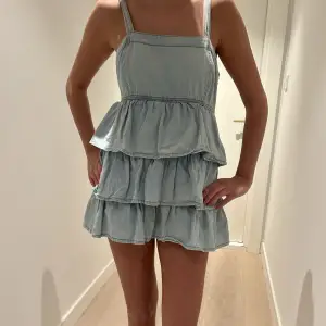 Jätte fin klänning säljer pga att den är för kort på mig 🥰