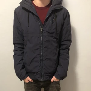 Jacka Tommy hilfiger  - Riktigt fet hilfiger jacka nypris 1300kr mitt pris 400kr. Inga defekter eller slitningar perfekt lite tjockare jacka för höst och vinter 