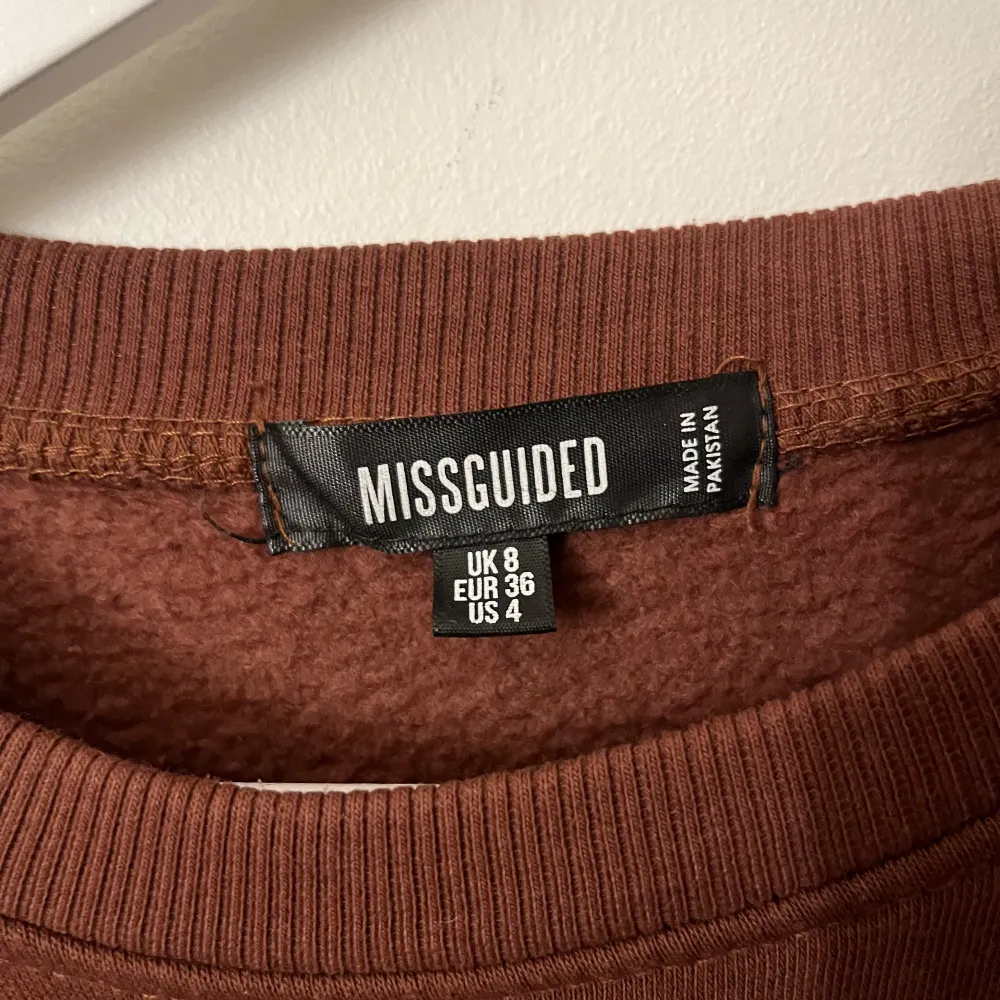 Säljer en brun sweatshirt i storlek 36, köpt från nelly men märket missguided. Endast använd ett fåtal gånger . Tröjor & Koftor.