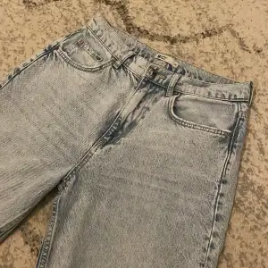 säljer dessa jeans med de underbara blåljusa färgen men fina slits nedanför. otroligt fin passform. på mig är dessa midrise men kan förekomma som highwasited. kom privat för mer bilder💕💕