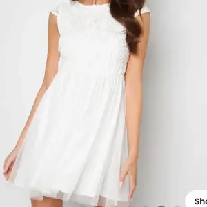 En vit klänning från bubbleroom i storlek M, endast använd på skolavslutning. Perfekt till student