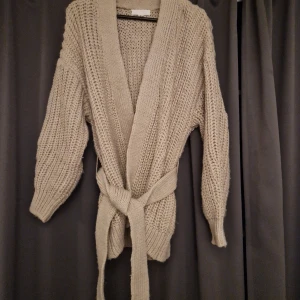 Tjock kofta  - Kofta med knyt i midjan