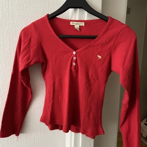 Röd topp - Så söt röd croppad bomulls-topp ❤️Från Abercrombie & Fitch, vintage dessutom, köpt secondhand ❤️‍🔥Väldigt 00s! Påminner mkt om Brandy Melvilles toppar! Storlek L men lite liten så mer som en M, väldigt stretchig🌹Superfint skick! Mer lysande röd irl! ❤️