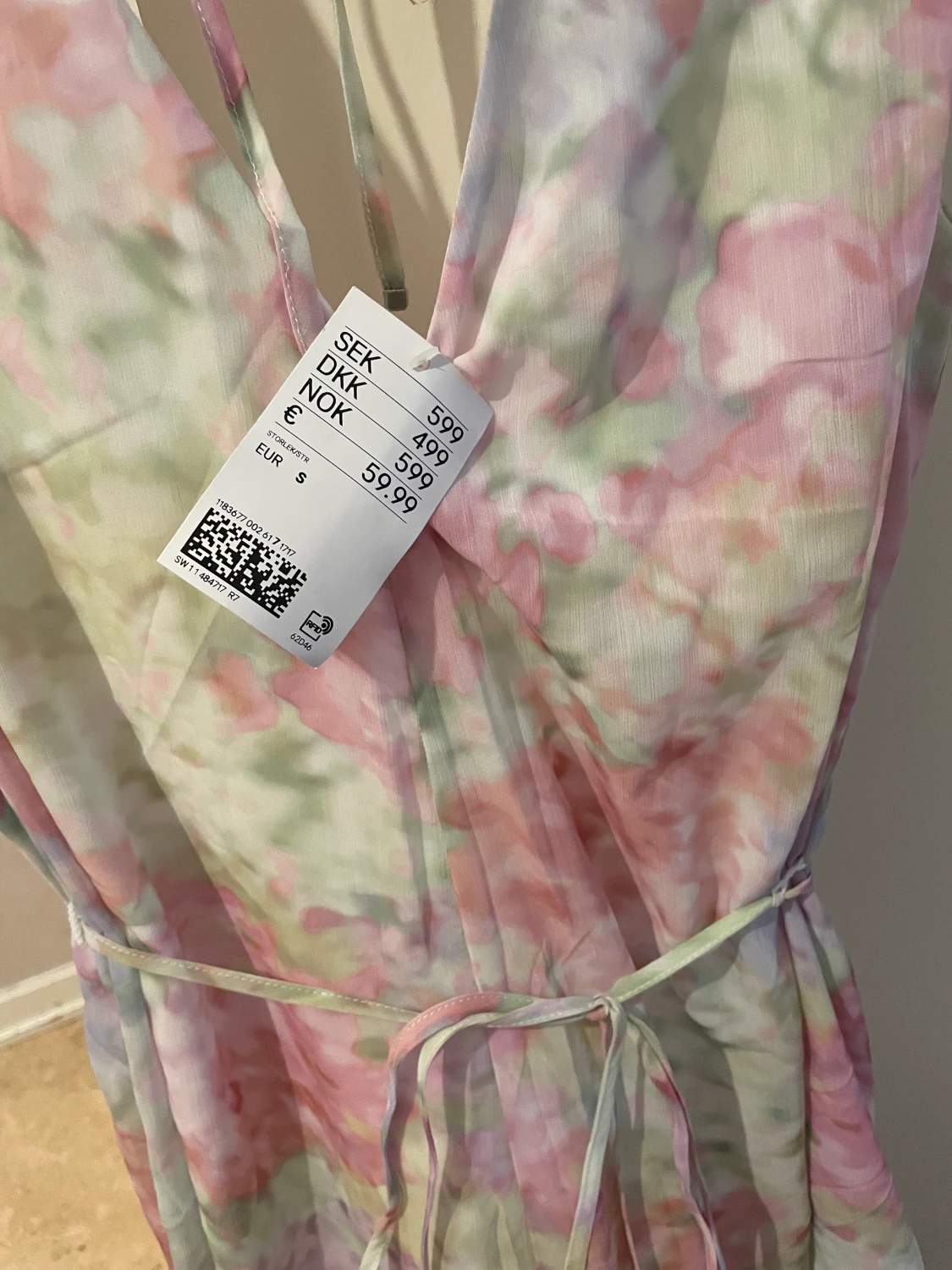 Ny färgad jumpsuit med etikett  - 90