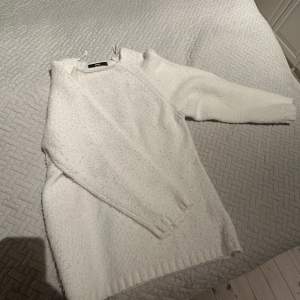 Säljer denna stickade tröja från bik bok i storlek S
