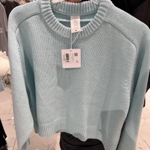 Carin Wester stickad tröja  - Säljer denna fina stickade tröja från Carin Wester CW i storlek M. Endast använd 1 gång varsamt och är precis som ny. Ljus-turkos i färgen. Säljer den pga att jag inte använder den och har bara gjort den enstaka gången när jag köpte den. Nypris 499kr