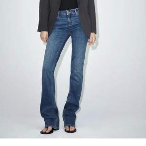 Lågmidjade bootcut jeans från Zara i storlek 38. Säljer då de inte kommer till användning längre. ”Jeans ZW the low rise bootcut” är modellen.