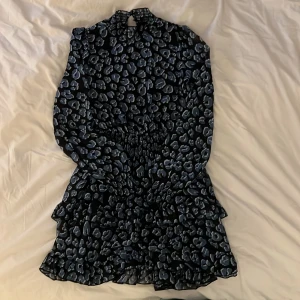 Klänning - Helt ny maje liknande klänning köpt från bikbok men är tyvärr för liten för mig:( 