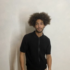 Piké i bommul - Snygg pikétröja från NN07, helt oanvänd. Kostar 2200kr i butik. Super kvalité. Jag på bilden är 185cm.