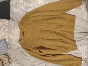 Stickad tröja - Stickad tröja, från Shein men köpt secondhand. Den är i hyfsat bra skick, rätt varm. Bild nr 2 visar bättre vilken färg den är. Står XL men jag skulle säga att den passar mer som en M eller L