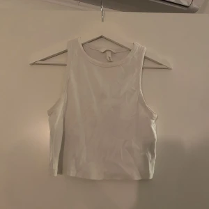 Vit croppad tank top - Storlek M. Säljs då den tyvärr blivit för stor för mig. För fler bilder/info skriv i DM😇💓