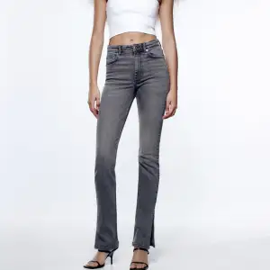 Säljer dessa snygga jeans från Zara. De har en slits längst ner. 