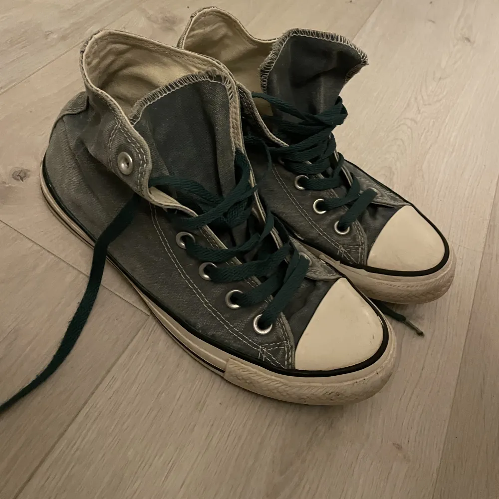 Skitsnygga gröna Converse! Använda rätt mycket men ändå fint skick🙌säljer för 350kr+frakt🥰. Skor.