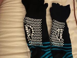 Yogastrumpor  - Säljer mina Yogastrumpor med öppna tår och halkunderlag. Använd endast ett fåtal gånger 