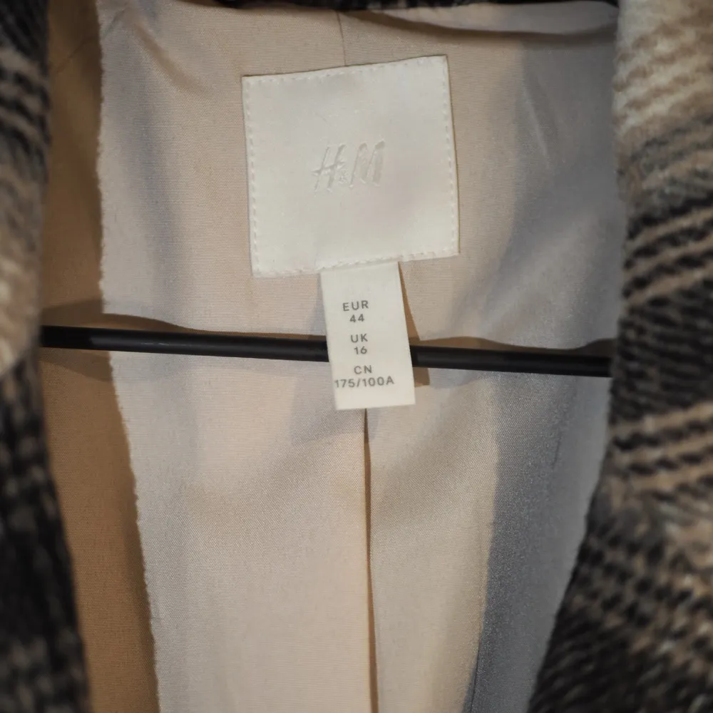 Kort kavajkappa från H&M i storlek 44, helt i nyskick då den aldrig blivit använd. Jackor.