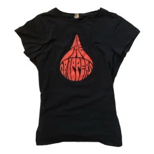 Baby tee - Fitted tshirt med coolt tryck B) 