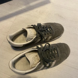 Grön gazelle sneakers adidas  - Superbra skick! I storlek 38 