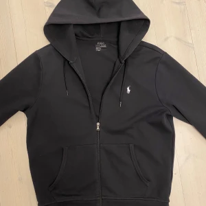 Polo Ralph Lauren tröja  - Polo zip Hoodie i storlek M. Bra skick utan skador eller liknande. Nypris 2500 