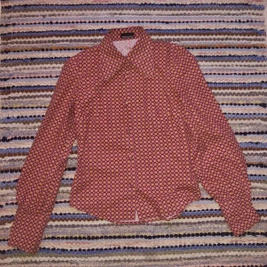 Retro skjorta - En blommig retro skjorta. Står ingen storlek men skulle gissa XS. 