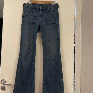 Lågmidjade jeans  - Low waist mörk blå jeans 